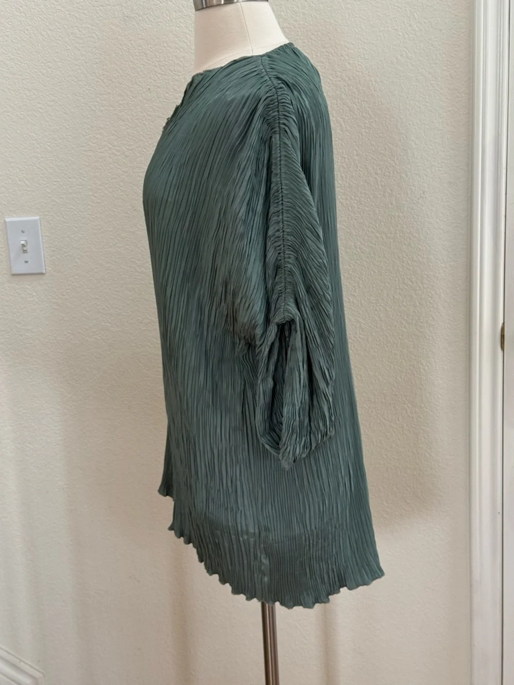 Signed, hand colored & pleated sage green top/shirt. - Picture 13 of 16